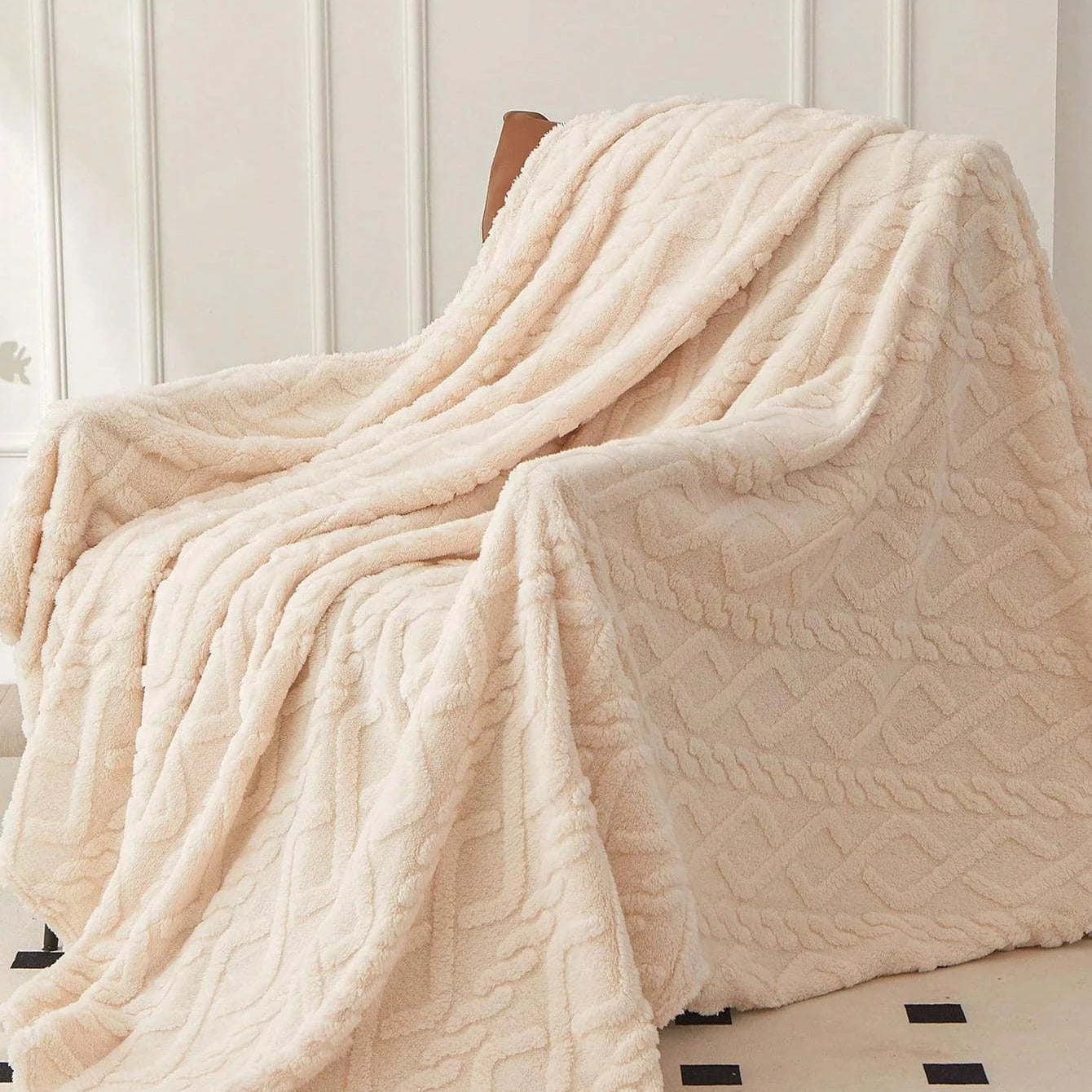 Cozy Lightweight Coral Fleece Blanket – Soft, Versatile Bed Cover for Sofa and Naps 2