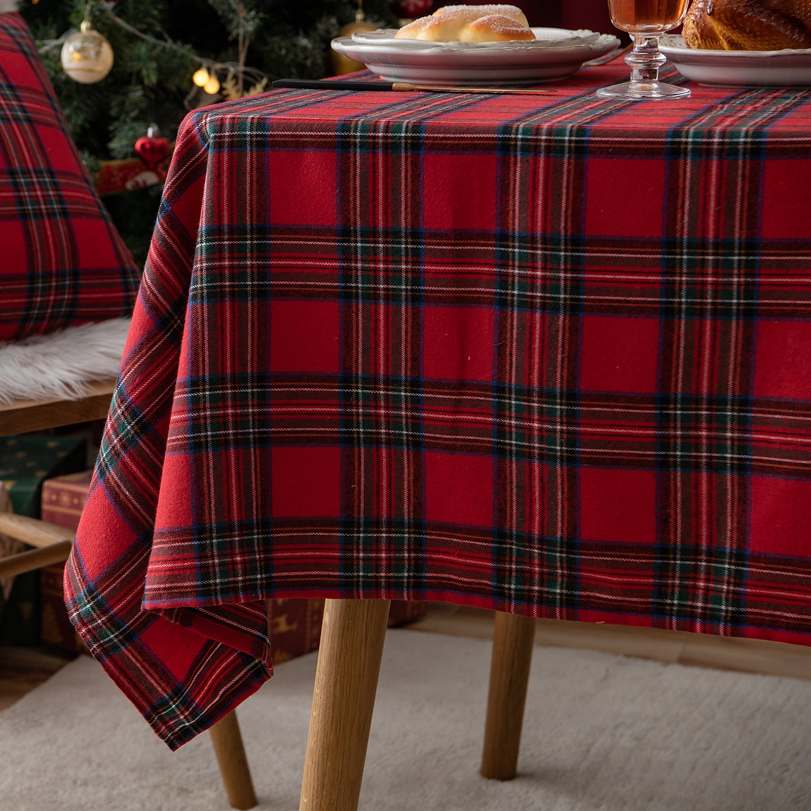Durable Christmas Tablecloth – Elegant Scottish Tartan Design, Easy to Clean Cotton Polyester 0