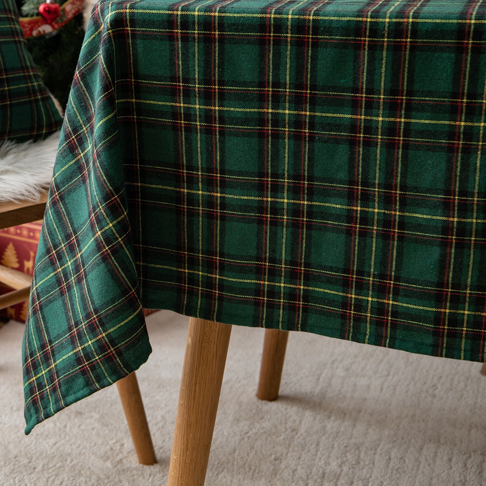 Durable Christmas Tablecloth – Elegant Scottish Tartan Design, Easy to Clean Cotton Polyester 10