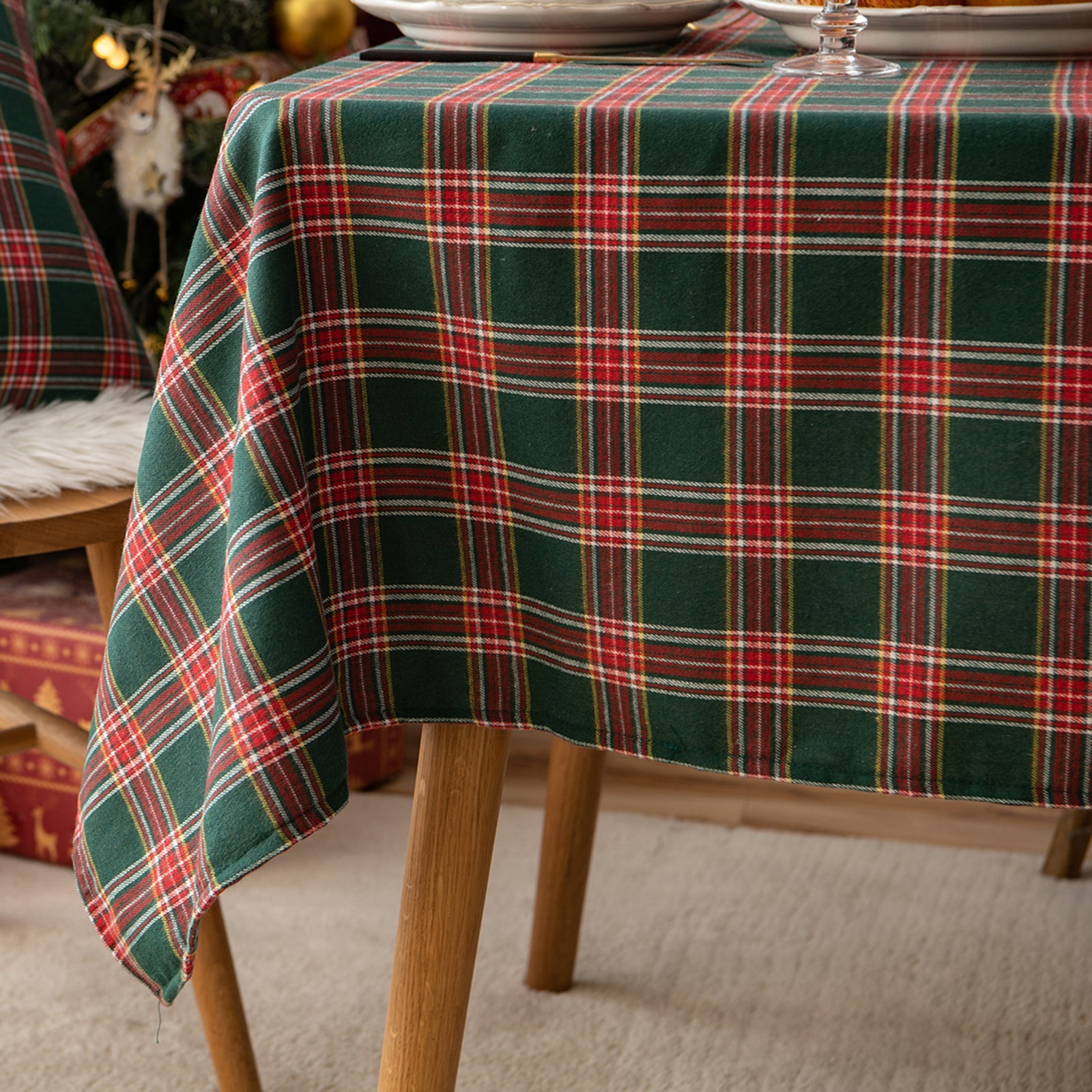 Durable Christmas Tablecloth – Elegant Scottish Tartan Design, Easy to Clean Cotton Polyester 9