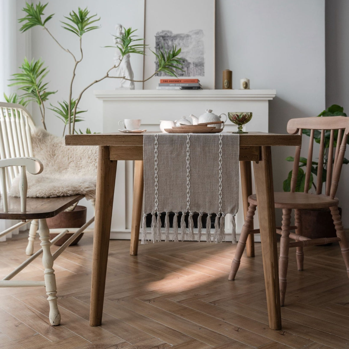 Elegant Handmade Table Runner – Braided Pattern with Tassels in Durable Polyester 0