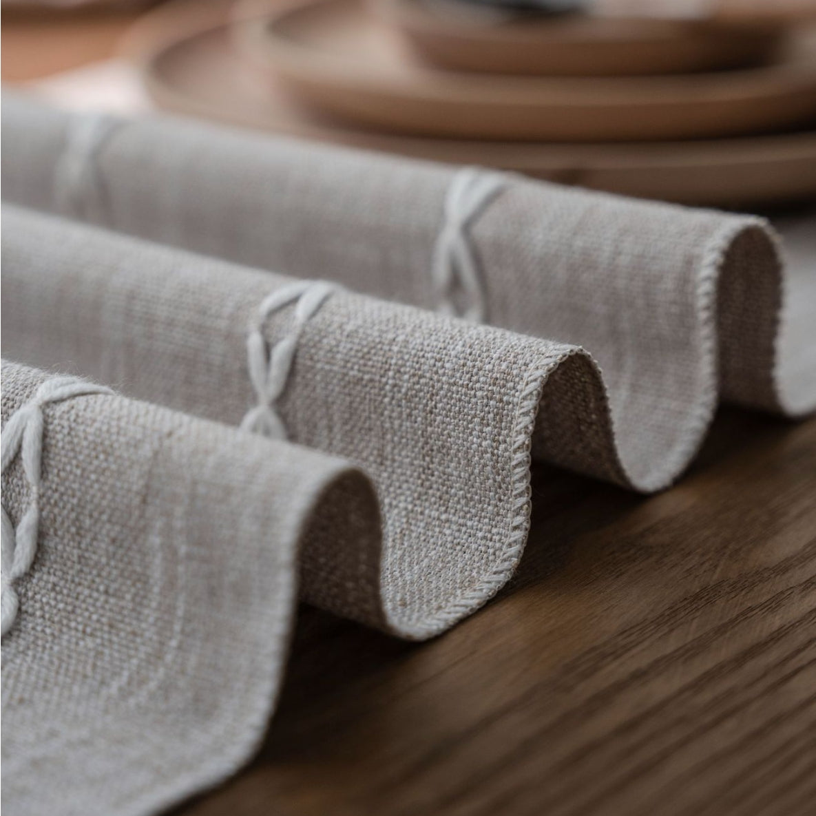 Elegant Handmade Table Runner – Braided Pattern with Tassels in Durable Polyester 2