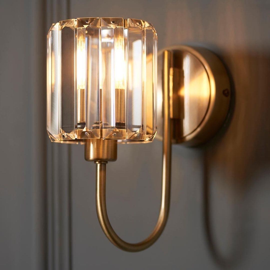 Antique Brass Wall Sconce – Elegant Faceted Glass Shade Design 1