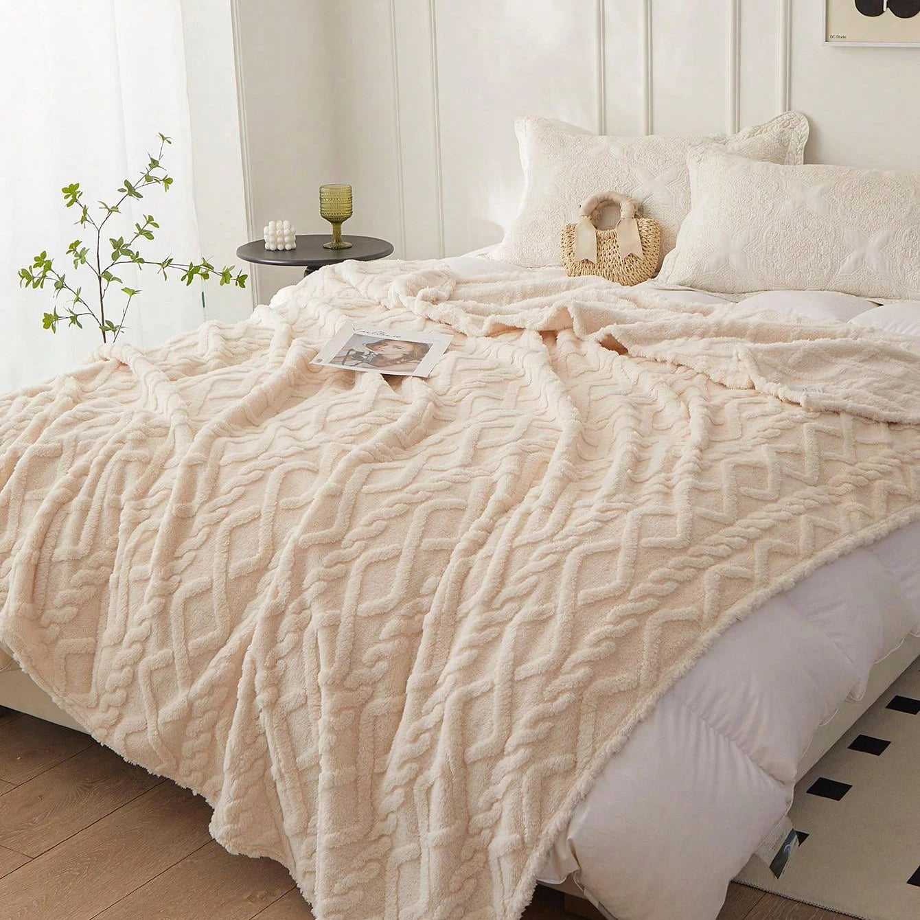Cozy Lightweight Coral Fleece Blanket – Soft, Versatile Bed Cover for Sofa and Naps 3