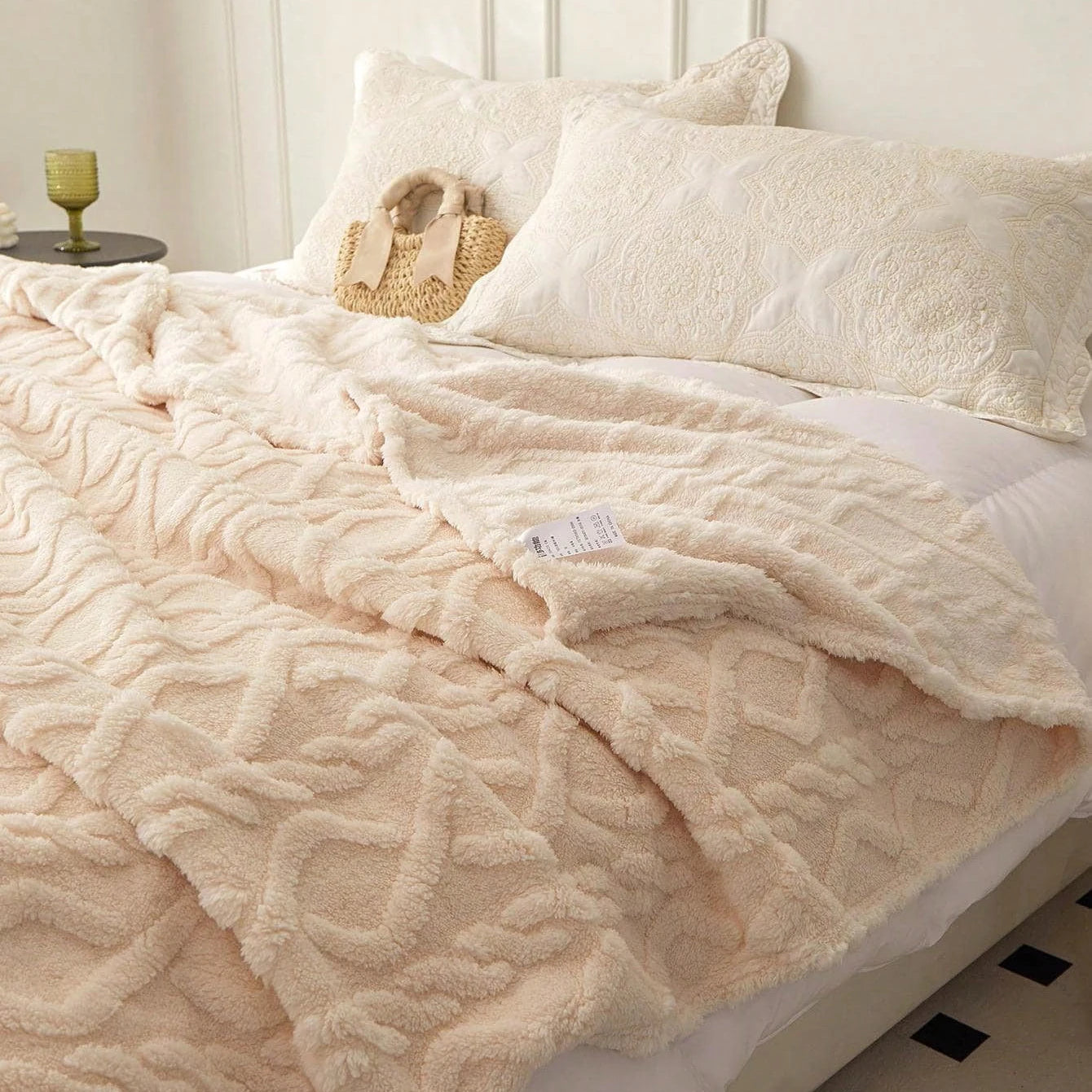 Cozy Lightweight Coral Fleece Blanket – Soft, Versatile Bed Cover for Sofa and Naps 4