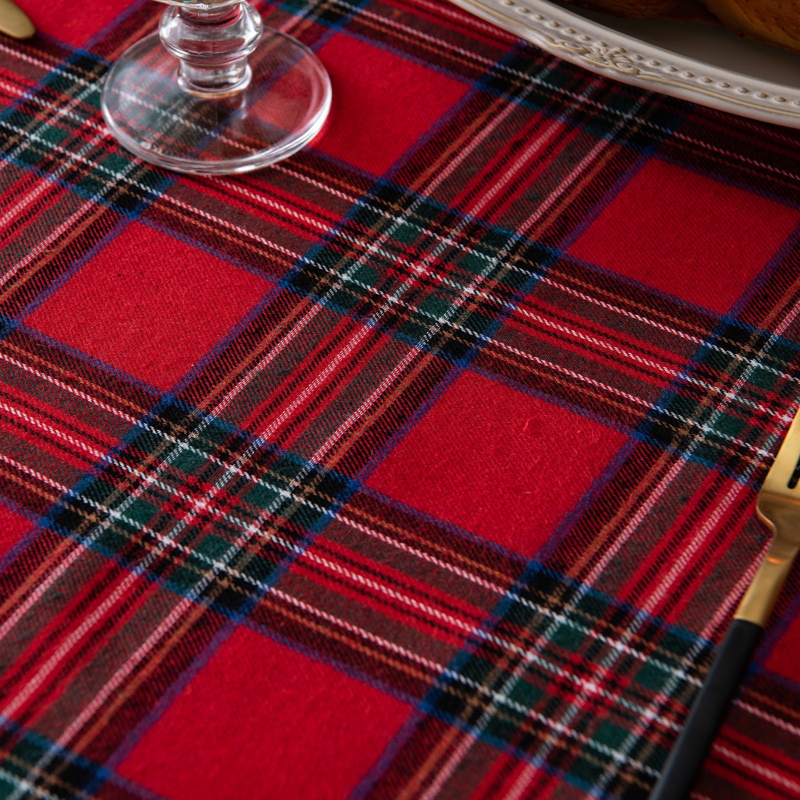 Durable Christmas Tablecloth – Elegant Scottish Tartan Design, Easy to Clean Cotton Polyester 6
