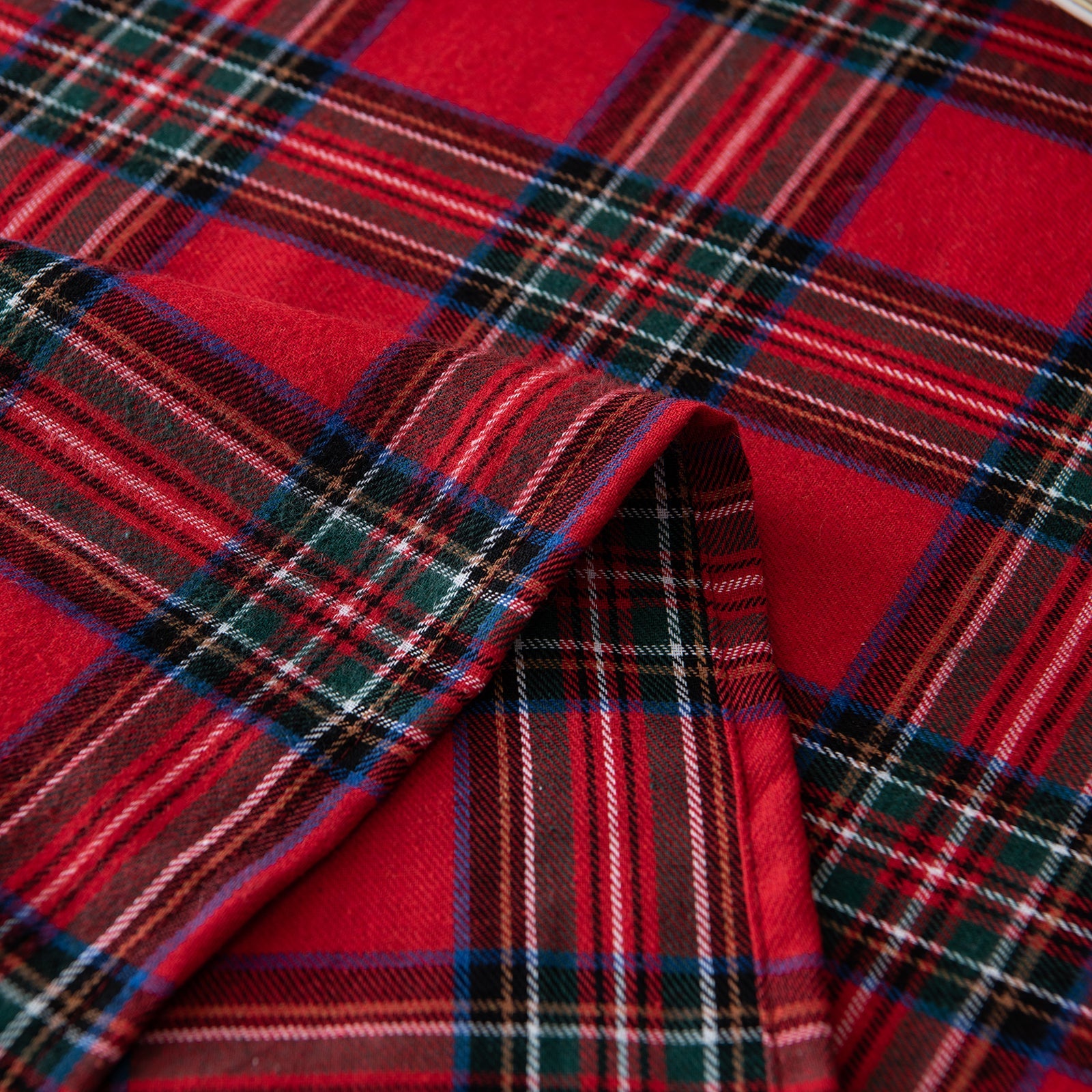 Durable Christmas Tablecloth – Elegant Scottish Tartan Design, Easy to Clean Cotton Polyester 7