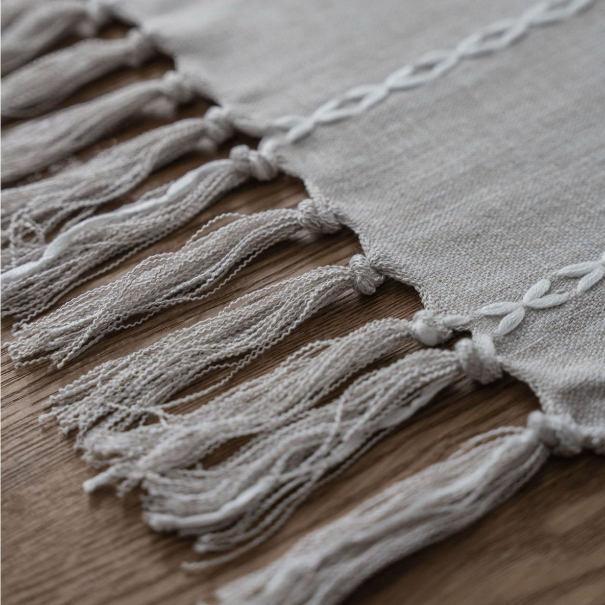 Elegant Handmade Table Runner – Braided Pattern with Tassels in Durable Polyester 3