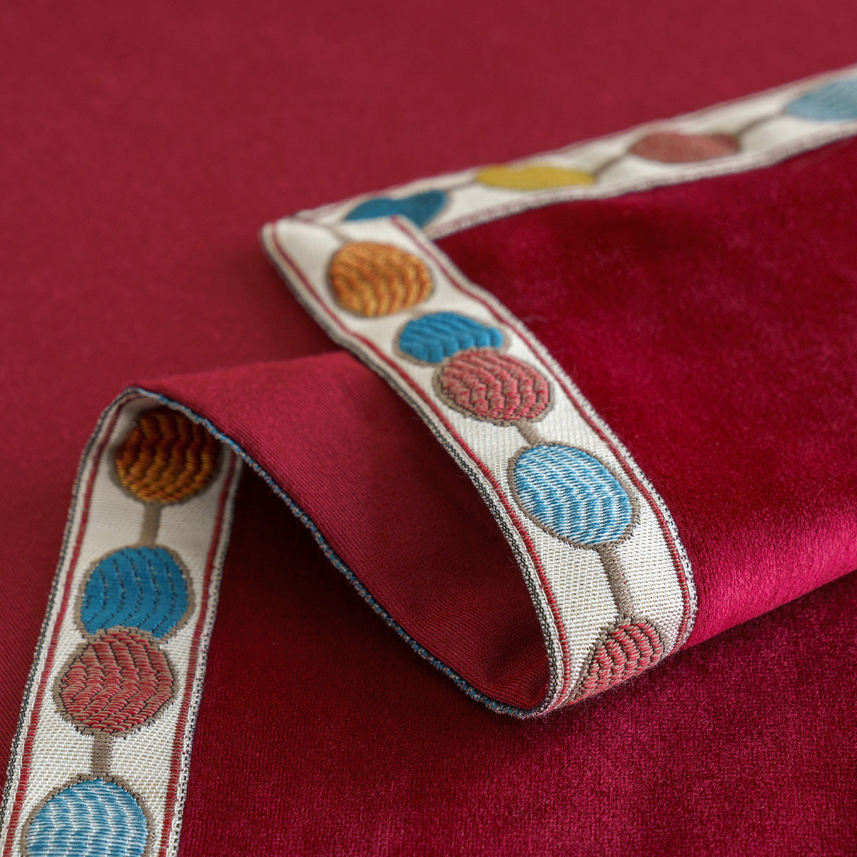 Luxurious Vintage Velvet Tablecloth – Sophisticated Jacquard Edging with Rich Texture 2