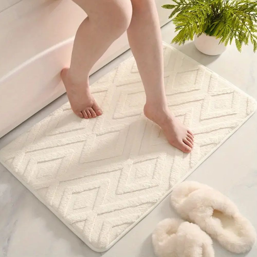 Ultra-Soft Non-Slip Bath Mat – Plush Microfiber with Modern Diamond Design 1
